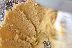 mantequilla y azucar en una batidora de pie