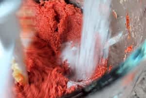 vertiendo los polvos a la masa