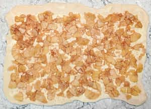 la masa con el relleno de manzana extendido encima