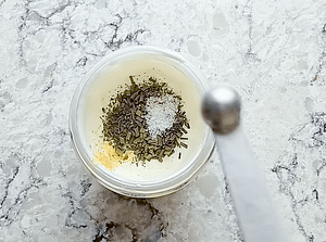 echando los ingredientes en un frasco