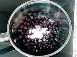 arándanos y azúcar en una olla