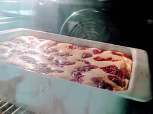 las barritas de cheesecake en su molde en el horno