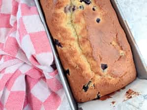 vista cerca del bizcocho de arándanos horneado