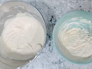 un tazón de los ingredientes del relleno mezclados y otro tazón con la nata montada