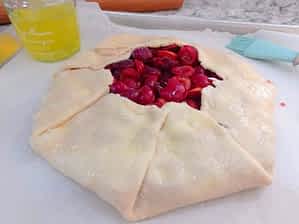 el galette en su bandeja cubierto con huevo batido antes de hornear