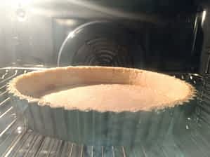 la base de galletas en el molde y en el horno