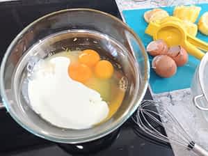 los ingredientes en un tazón para hacer el relleno de limón