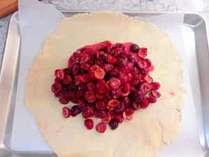 el relleno encima de la masa extendida en una bandeja