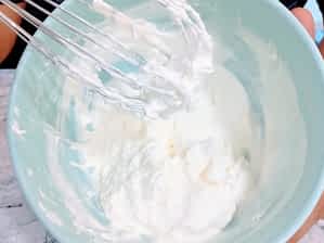 nata montada en un tazeon