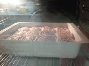 el molde de cinnamon rolls en el horno