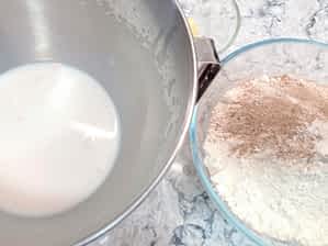 un tazón con leche y otro con los ingredientes secos