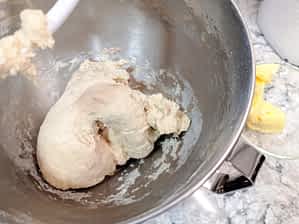 la masa lista para añadir la mantequilla es bien combinada y lisa