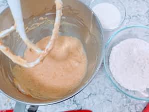 la masa con los huevos incorporados