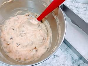 la masa final para el bizcocho de naranja y chocolate