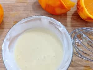 el glaseado de naranja en un tazón pequeño