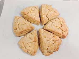 los scones horneados antes de glasear