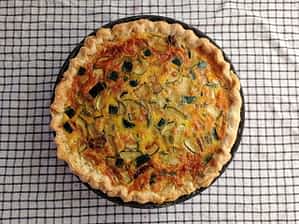 el quiche de calabacín y champiñones horneado y entero