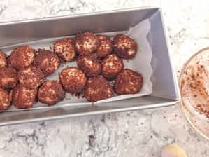 bolitas de masa cubiertas en canela en el molde rectangular