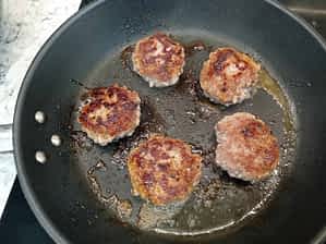 cocinando las salchichas de desayuno americanas en la estufa