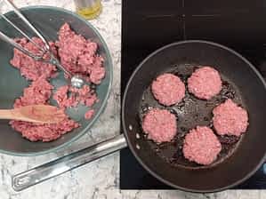 cocinando las salchichas de desayuno en la estufa