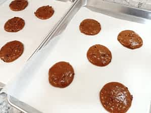 la masa proporcionada en la bandeja para hornear las galletas