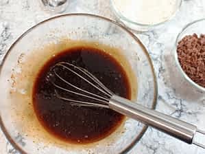 la masa de las galletas con todos los ingredientes húmedos mezclados