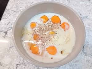 los ingredientes de la mezcla de huevos en un tazón