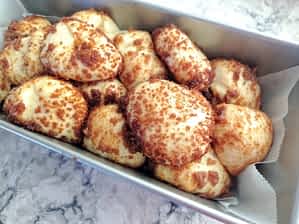 pan de canela crudo en su molde listo para hornear