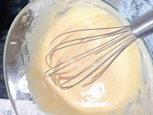 tazón con la mezcla de huevos más una mitad de la leche caliente