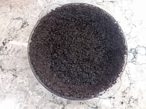 la corteza de galletas Oreo aplastado en el molde