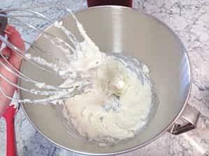 el queso crema batido en un tazón