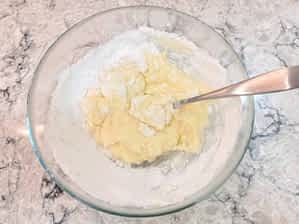 ingredientes del glaseado Philadelphia en un tazón