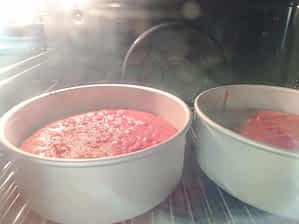 los bizcochos de red velvet en el horno