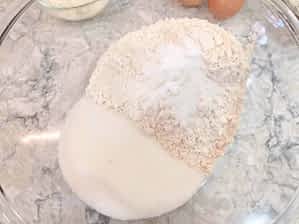 En un tazón grande, poner todos los ingredientes secos. tazón grande con la masa de bizcocho de chocolate con los ingredientes secos