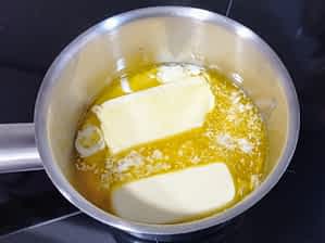 la mantequilla derritiendo en la olla pequeña