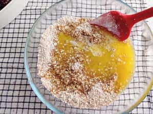 los ingredientes para el crisp topping en un tazón