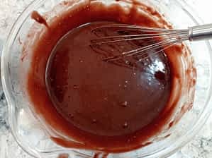 Finalmente incorporar los huevos y el yogur griego. La masa resultante sale bastante líquida. la masa final del bizcocho de chocolate húmedo