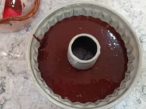 Verter la masa en el molde Bundt untado generosamente con mantequilla. molde bundt con la masa de bizcocho de chocolate húmedo adentro