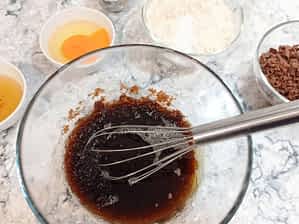 preparando la masa de las galletas, la mantequilla y el azúcar moreno en un tazón