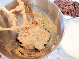 la mezcla de los huevos añadidos en un tazón para las galletas de chocolate