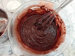 Combinar la mezcla de cacao con los ingredientes secos. tazón grande con la masa de bizcocho de chocolate con los ingredientes secos y humedos mezclados