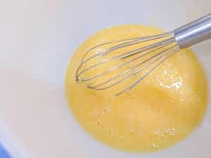 un tazón con los ingredientes húmedos mezclados