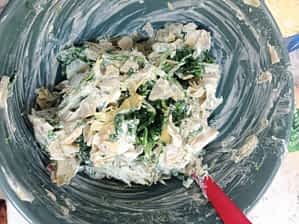 el tazón grande con los ingredientes del dip de espinacas y alcachofas