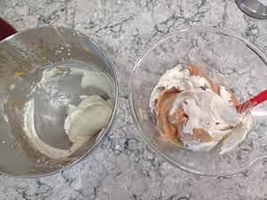 un tazón con la mezcla de maní y mitad de nata montada, y otro tazón con la mitad de la nata montada