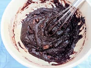 la masa final de los brownies jugosos de chocolate