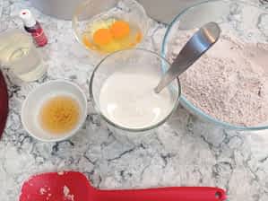 preparación de los ingredientes de una tarta red velvet