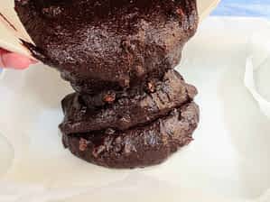 vertiendo la masa hecha en el molde forrado con papel de horno