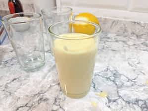 vasos en la encimera, uno lleno de natillas recién hecho