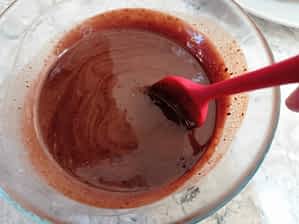 tazón con la salsa de chocolate