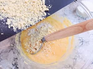 echando las chispas de chocolate blanco en la masa